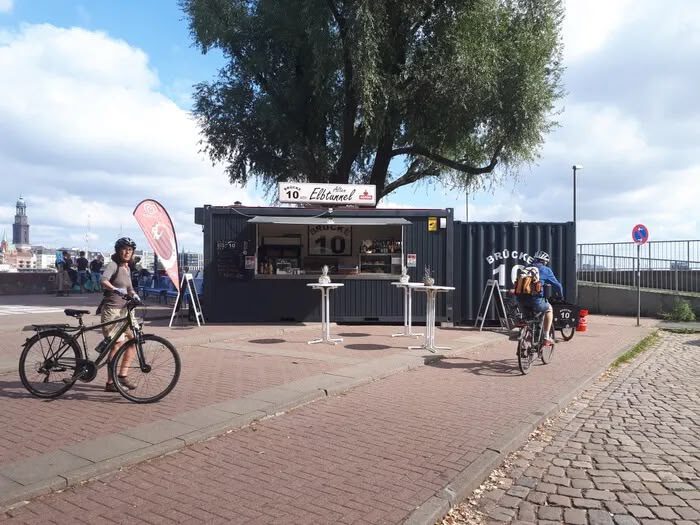 Fahrradfahrer an einem Imbissstand in Hamburg.