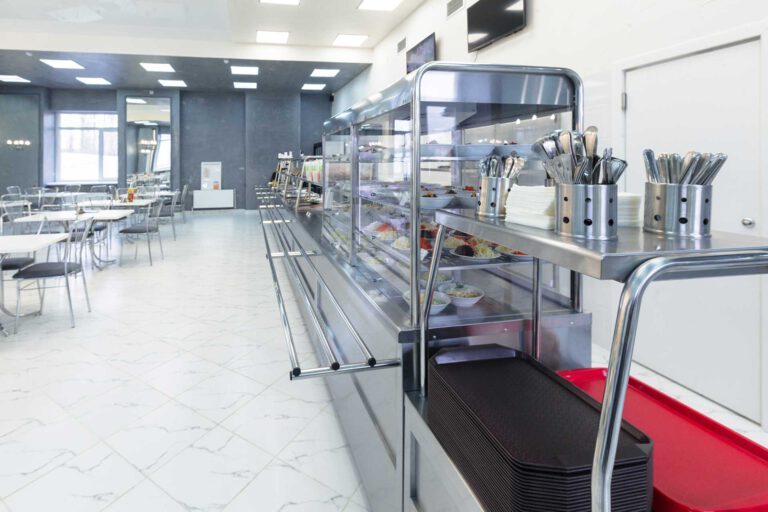 Restaurant mit Tischen und Stühlen und einer roten Bank