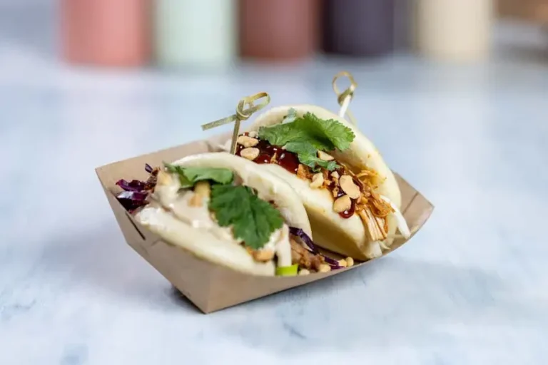Leckere Bao Buns mit frischen Zutaten serviert.