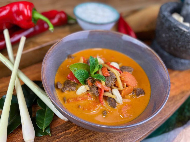 Schüssel mit Suppe auf einem Holztisch