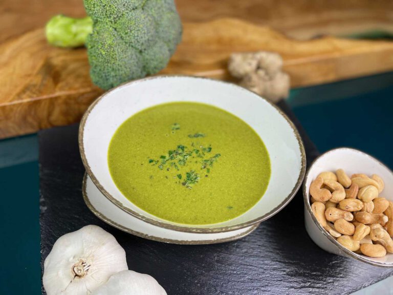 Schüssel mit Suppe neben einer Schüssel mit Cashewnüssen