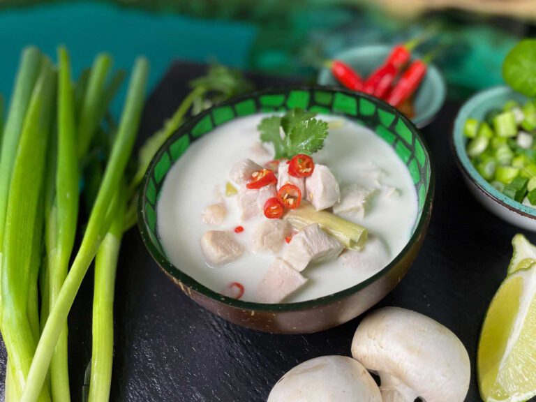 Nahaufnahme einer Schüssel Suppe auf einem Tisch