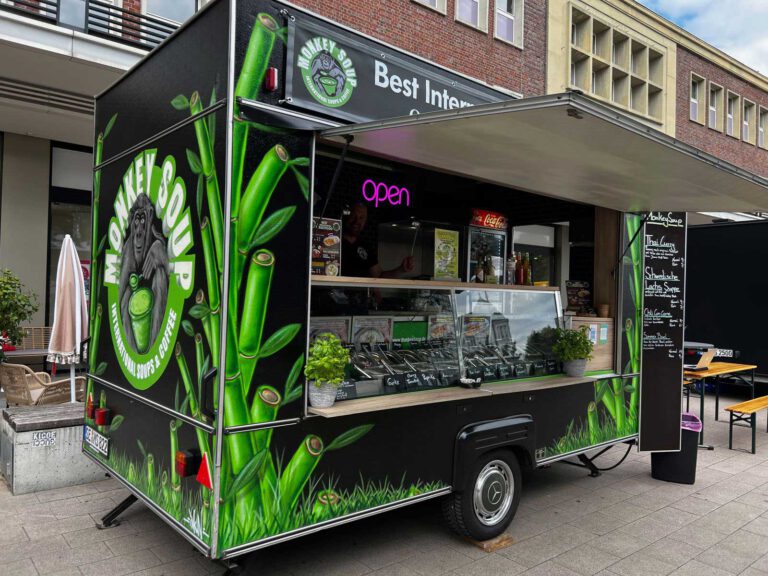 Foodtruck, der vor einem Gebäude parkt